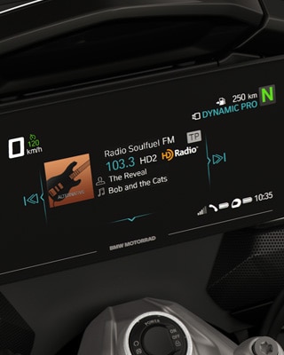Fókuszban a K 1600 Grand America TFT-kijelzője és boxai.