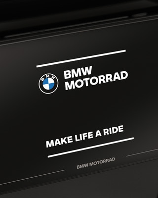 Fókuszban a színes kijelző a BMW Motorrad indítóképernyőjével.