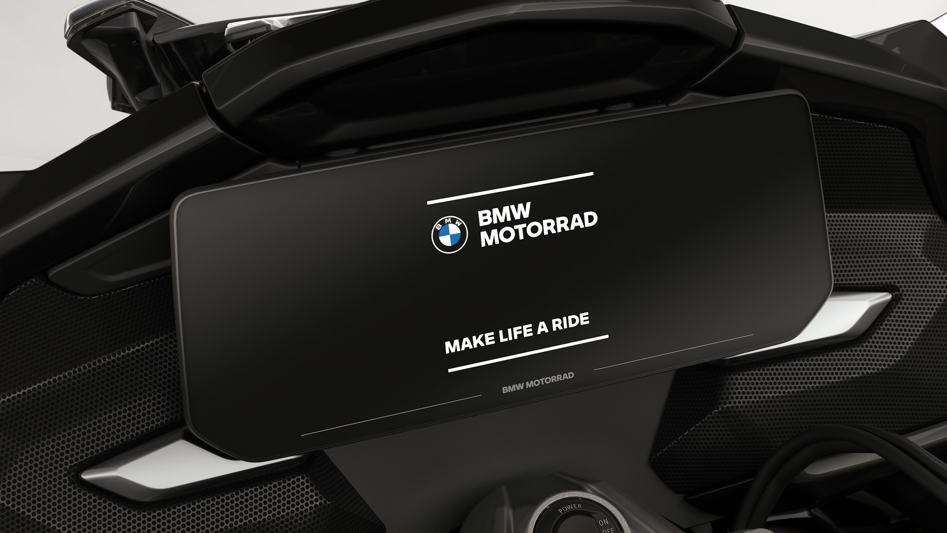 Fókuszban a színes kijelző a BMW Motorrad indítóképernyőjével.