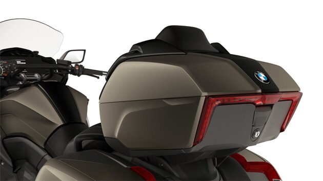 Fókuszban a K 1600 Grand America topcase doboza és LED-es hátsó lámpája.