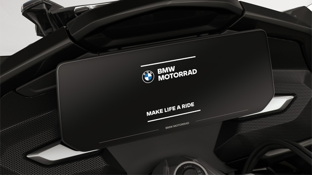 Fókuszban a színes kijelző a BMW Motorrad indítóképernyőjével.