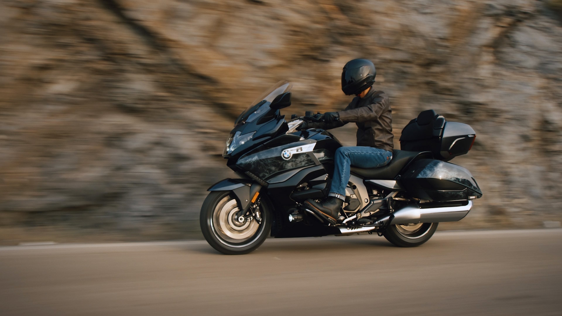 Menet közbeni felvételek a K 1600 Grand America modellről.