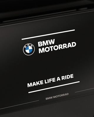 Fókuszban a színes kijelző a BMW Motorrad indítóképernyőjével.