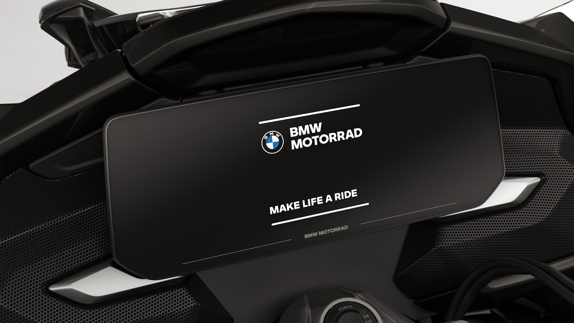 Fókuszban a színes kijelző a BMW Motorrad indítóképernyőjével.