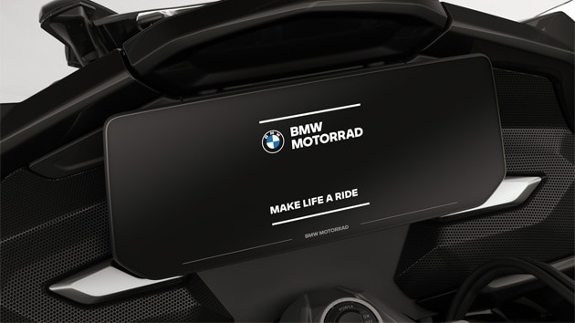 Fókuszban a színes kijelző a BMW Motorrad indítóképernyőjével.