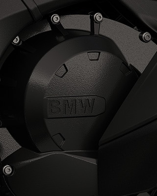 Középpontban a hathengeres motor.