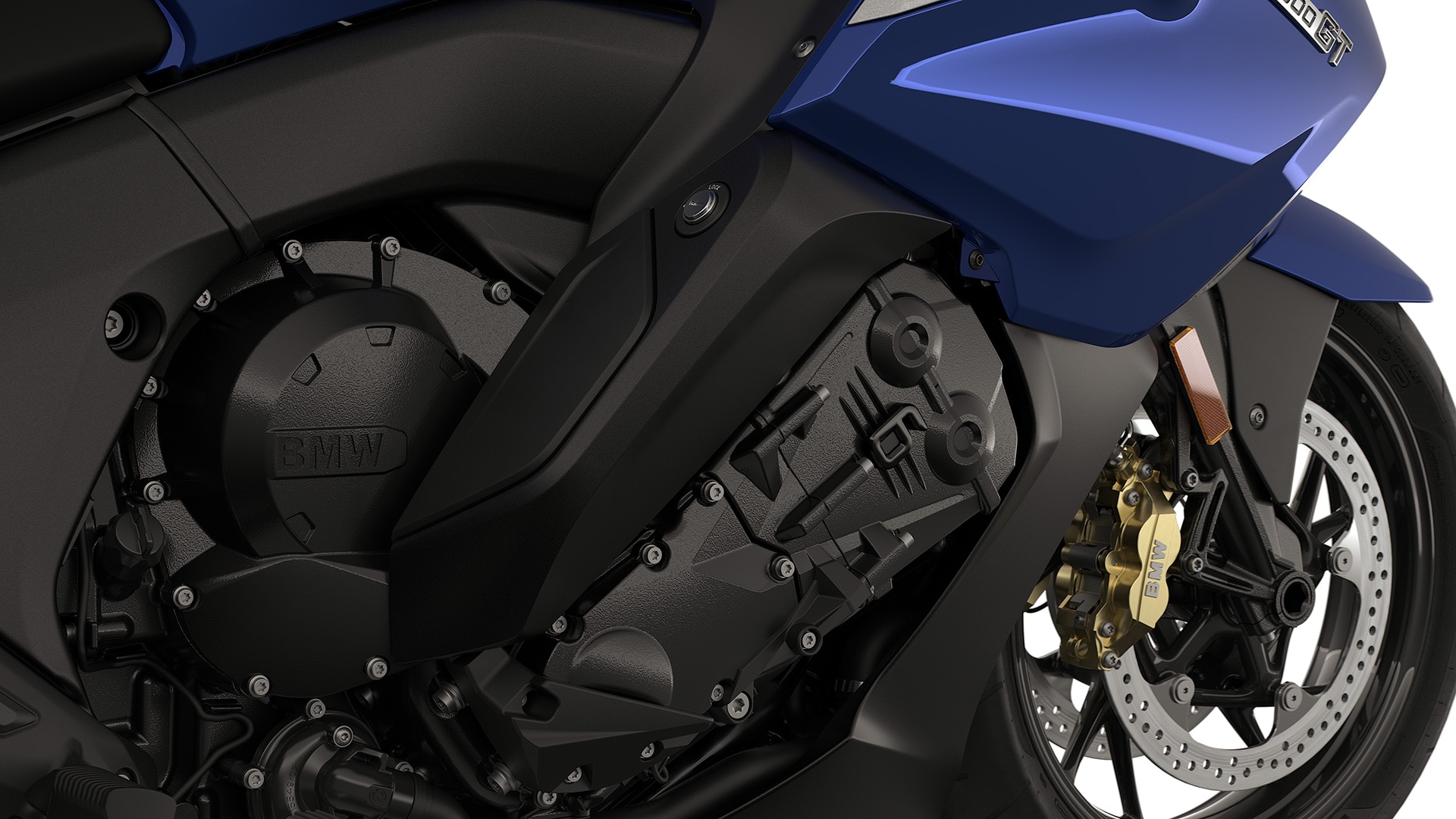 Középpontban a hathengeres motor.