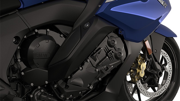 Középpontban a hathengeres motor.