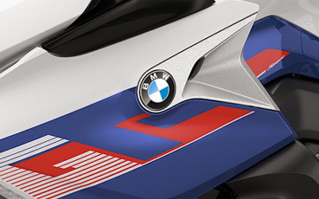 A K 1600 GT Lightwhite uni / Racingblue metallic / Racingred uni fényezéssel.