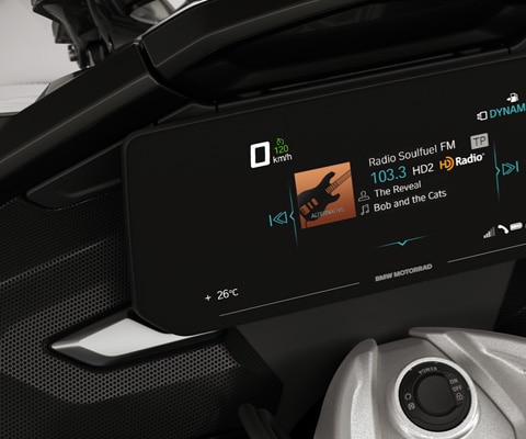 Középpontban a K 1600 GTL TFT-kijelzője és boxai.