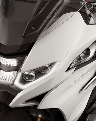 Itt az új elülső részt látjuk az R 1250 RT LED fényszórójával.