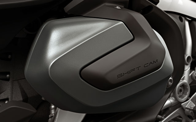 Itt az R 1250 RT-t a BMW ShiftCam változtatható vezérműtengely-vezérléssel látjuk.