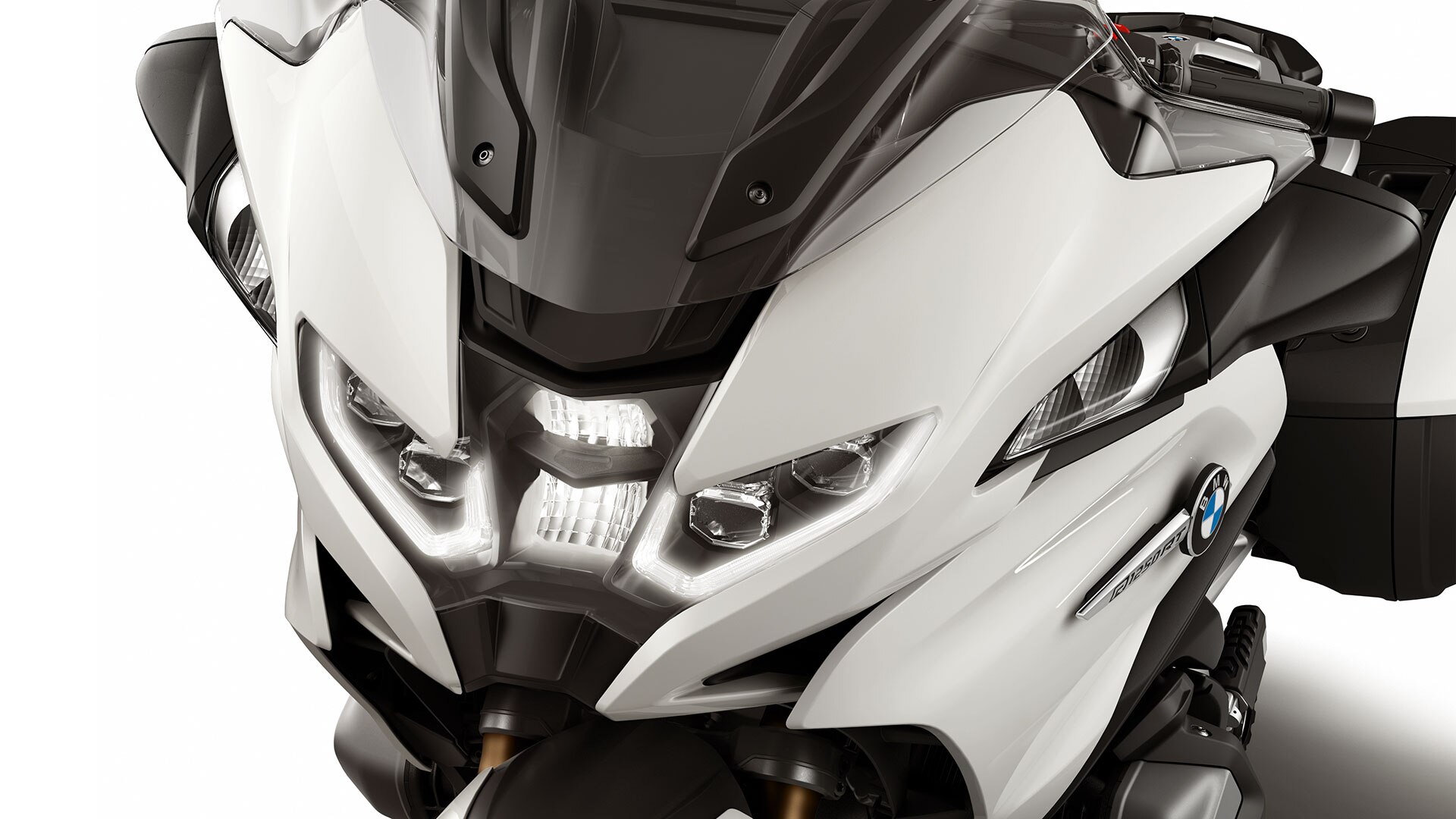 Itt az új elülső részt látjuk az R 1250 RT LED fényszórójával.