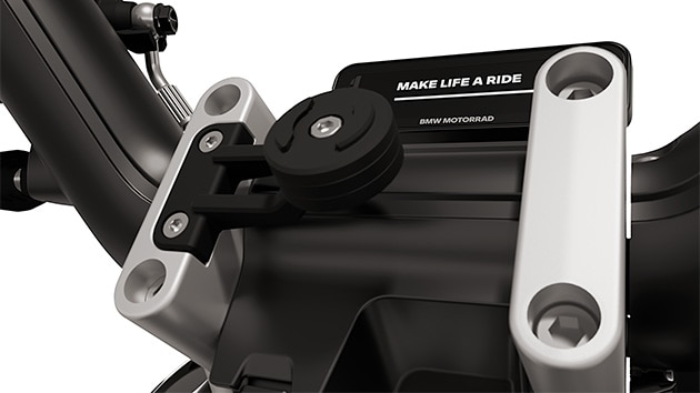 A BMW Motorrad CE 02 eParkourer nagymértékben integrált, dizájnos okostelefon-tartója