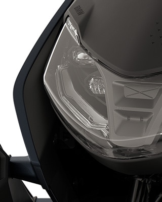 A BMW CE 04 elülső része, fókuszban a LED-fényszóró.