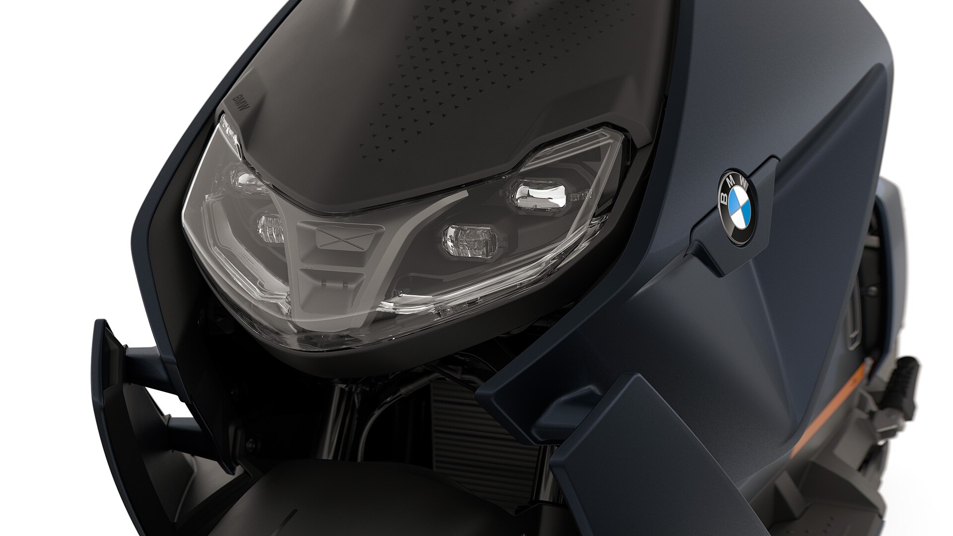 A BMW CE 04 elülső része, fókuszban a LED-fényszóró.
