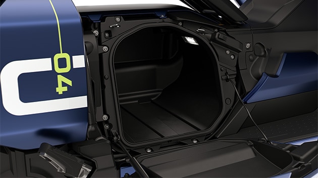 A BMW Motorrad CE 04 Side Loading rakodóhelye