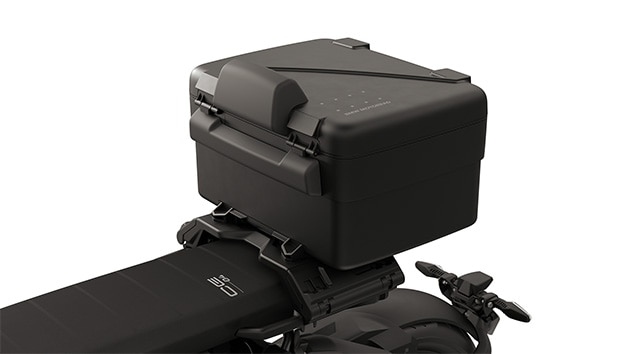 A BMW Motorrad CE 04 motorjának Vario Topcase doboza