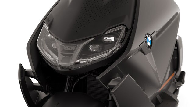 A BMW CE 04 elülső része, fókuszban a LED-fényszóró.