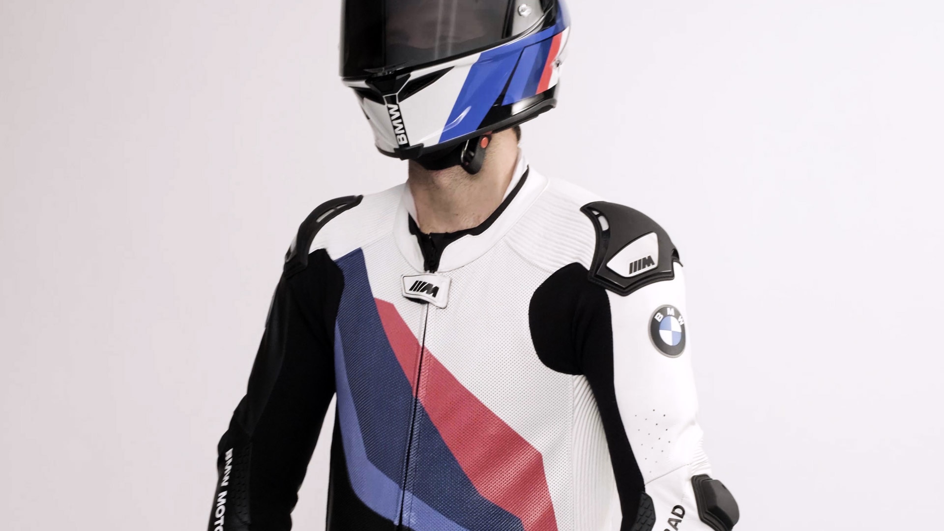 A BMW Motorrad M Pro Race Comp ruháját, valamint a versenyzőknek szánt, átgondolt biztonsági felszereltségeket bemutató videó.